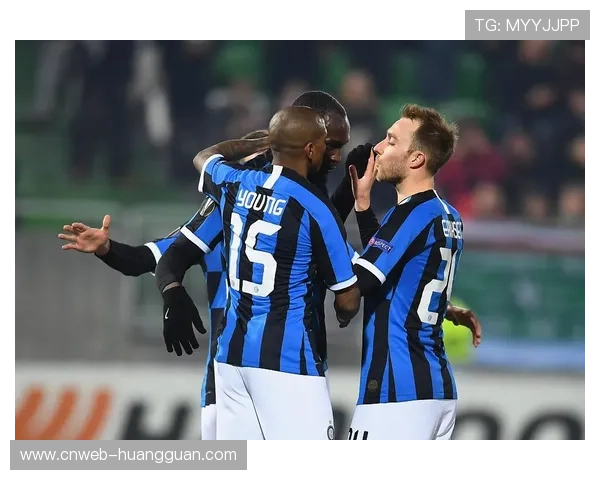 终场哨响,孔蒂拥抱替补奇兵桑托斯感谢绝平进球