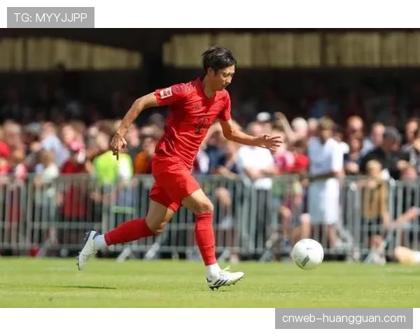 拜仁官方训练视频显示,球队重点演练了边后卫内收的新战术 拜仁官方训练视频显示,球队重点演练了边后卫内收的新战术